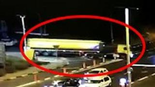 תיעוד נהג משאית חוצה קו הפרדה רצוף  בצומת סביון