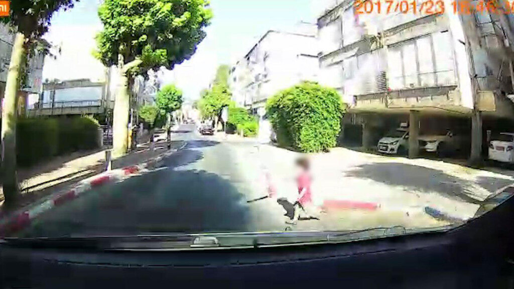 סכנה ליד הבית. ילד מתפרץ בכביש, ארכיון ילד בן חמש מתפרץ לכביש ברחוב טבריה בבני ברק,