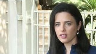 איילת שקד בהצהרה על האיחוד בימין לקראת הבחירות מחוץ לביתה בתל אביב