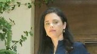 איילת שקד בהצהרה על האיחוד בימין לקראת הבחירות מחוץ לביתה בתל אביב