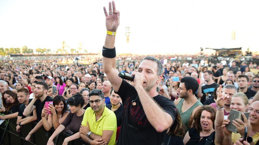 "המרדנות טיפה חוזרת וזה משהו שהיה". רועי גפן, סינרגיה (צילום: רז גרוס) אחד מסולני סינרגיה על רקע הקהל