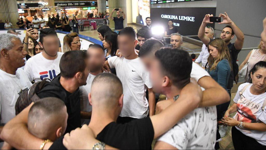 The 12 Israelis arrive in Israel after being released (Photo: Yair Sagi) חגיגות עם נחיתת הנערים החשודים באונס התיירת הבריטית מקפריסין בנתב"ג