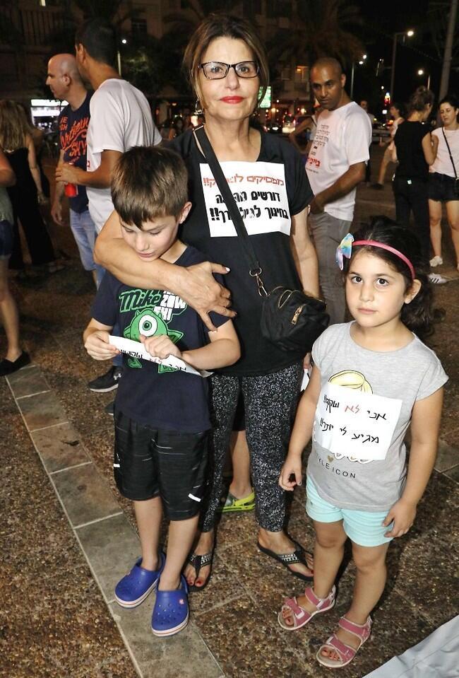 עם הנכדים. דליה איציק