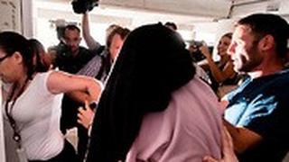 התיירת הבריטית שהאשימה את הנערים הישראלים באונס מובאת להארכת מעצר בקפריסין