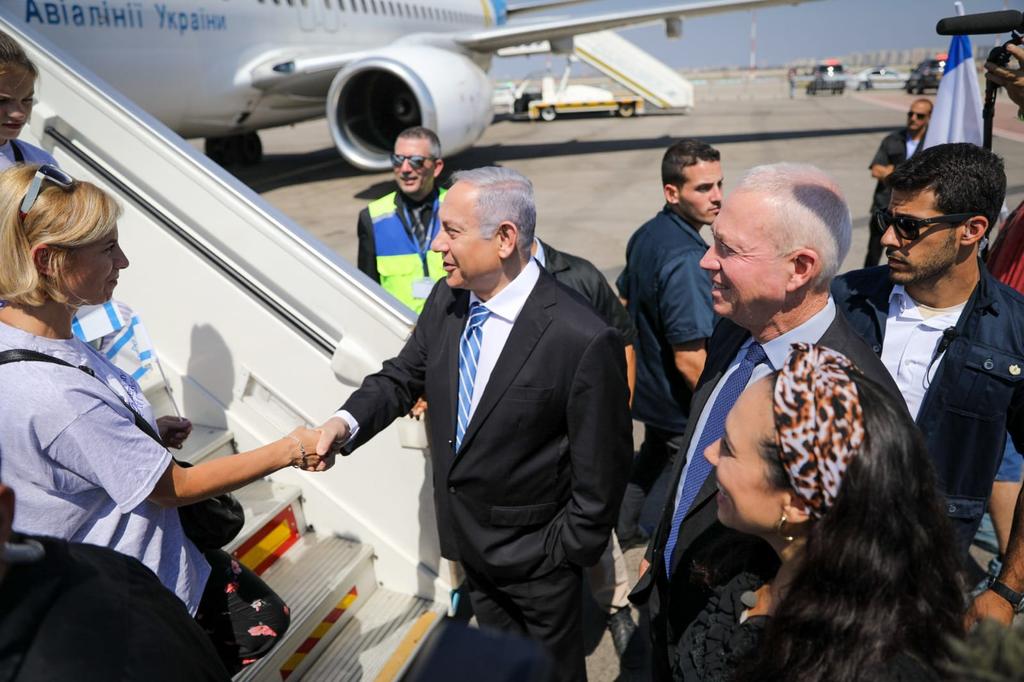 Prime Minister Benjamin Netanyahu welcoming Ukrainian Jews at Ben Gurion Airport (Photo: Noam Moskowitz) רה"מ בנימין נתניהו ביקר הבוקר את העולים החדשים מאוקראינה עם נחיתתם בנתב"ג