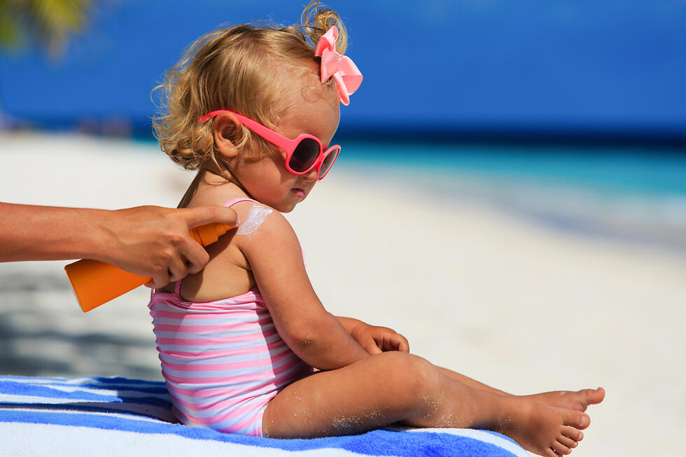 להגן על הילדים מפני השמש (צילום: Shutterstock) קרם הגנה לילדים