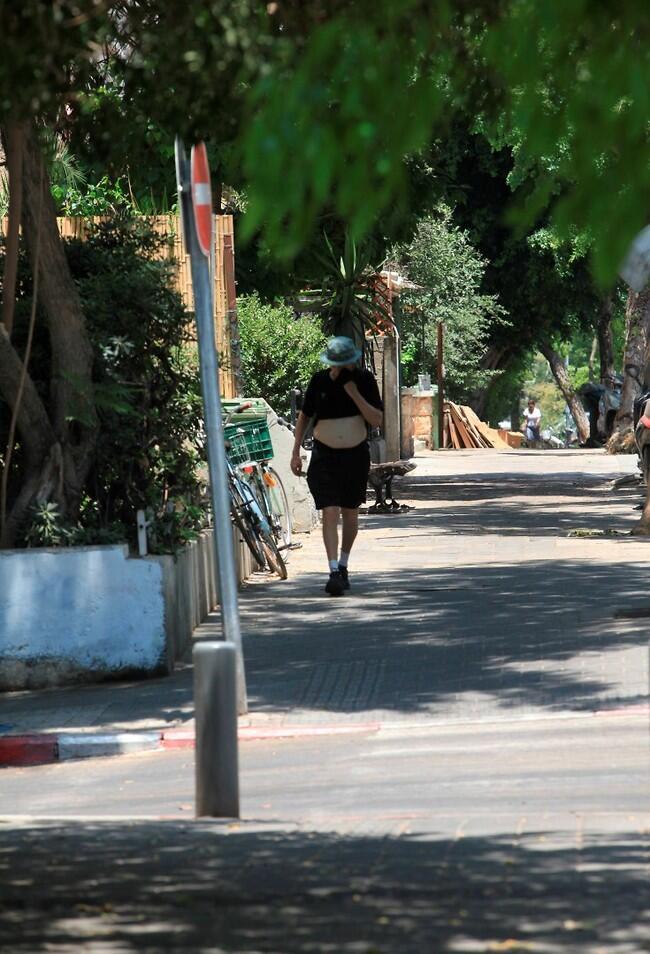 של מי הבטן הלבנבנה הזאת? מוני מושונוב (צילום: מוטי לבטון) של מי הבטן הלבנבנה הזאת? מוני מושונוב