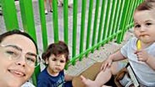 יורם חג'בי הצעיר עם אמו ואחיו  