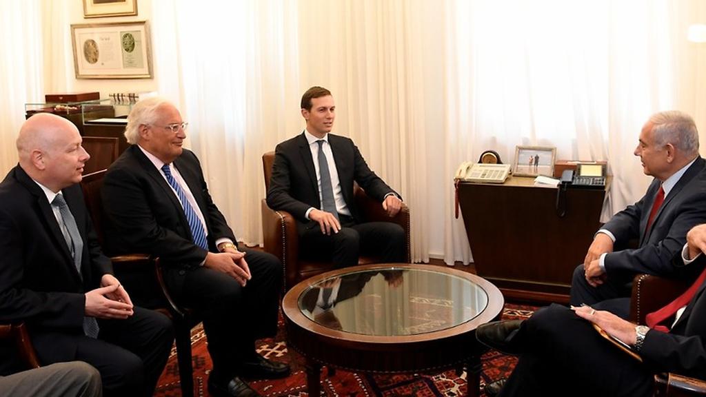 L-R: Jason Greenblatt, David Friedman, Jared Kushner and Benjamin Netanyahu meeting in Jerusalem (Photo: U.S. Embassy in Israel) בנימין נתניהו פגישה עם ג'ארד קושנר ו ג'ייסון גרינבלט ב ירושלים