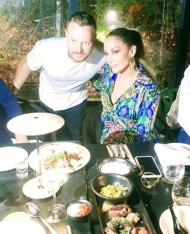 גם מאיתנו שפים מבקשים תמונה, או שלא. לופז והשף יובל בן נריה