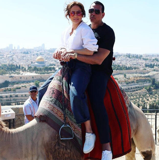 גמלים ונהנים. לופז ואלכס רודריגז (צילום: אינסטגרם) גמלים ונהנים. לופז ואלכס רודריגז
