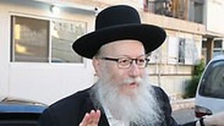 יעקב ליצמן בכניסה לביתו