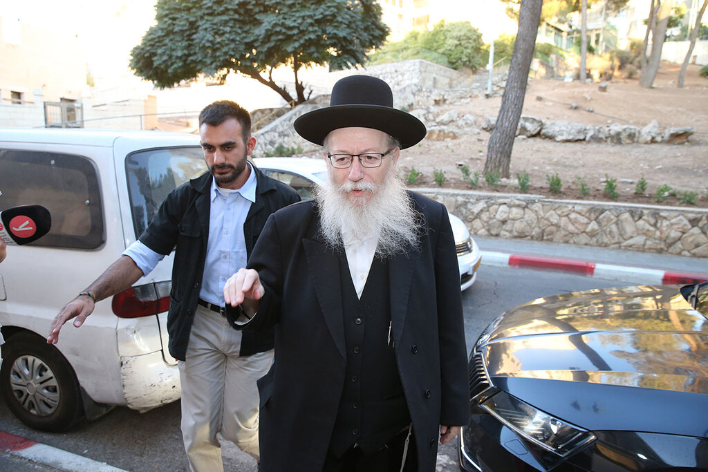 יעקב ליצמן בכניסה לביתו