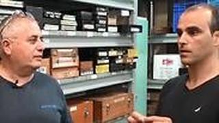 רפי מנהל תהליכים ועיבוד שבבים ואברהם מנהל לוגיסטיקה ומכשירי מדידה