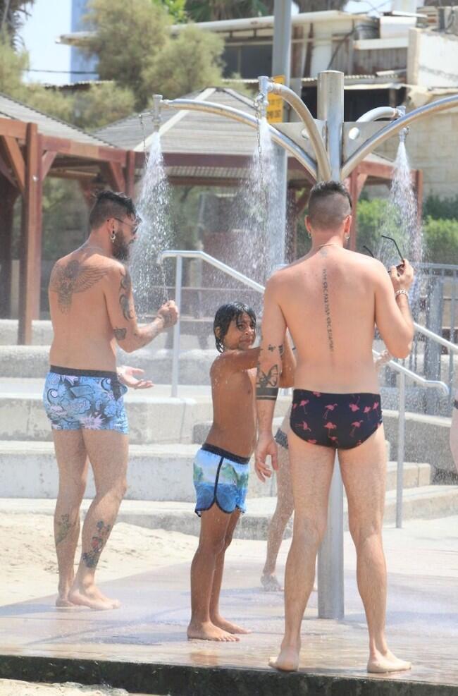 יש קעקועים גם מאחורה