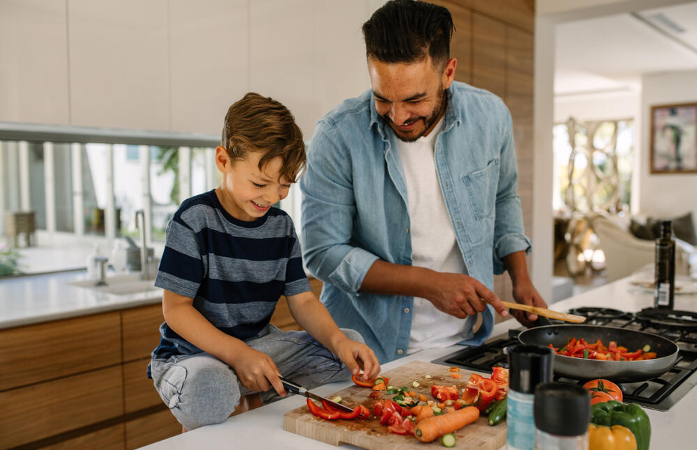 ילד מבשל עם אבא אחריות אישית הורות