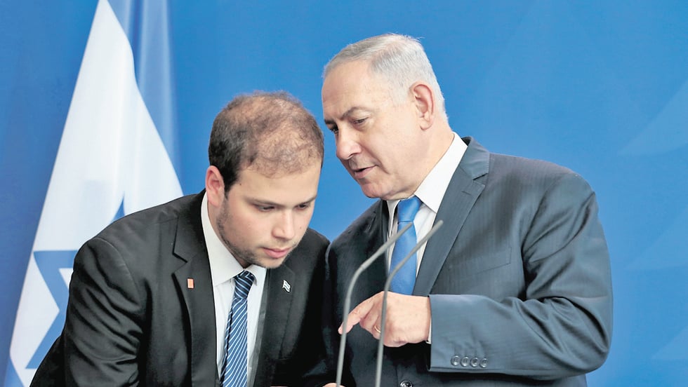 צילמו את הסרטונים באייפון, חפץ החזיק את הדלת. נתניהו ולוק (צילום: EFP) טופז לוק עם בנימין נתניהו