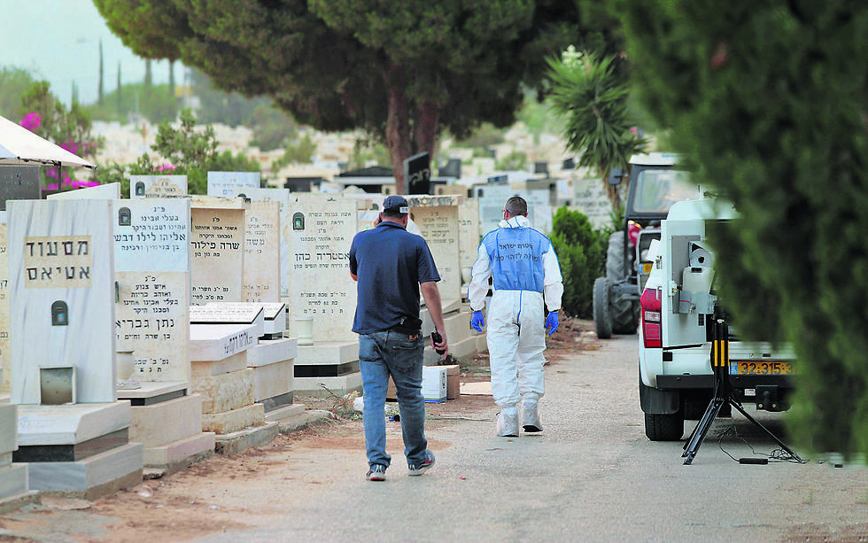 שרידיה של אלימלך הוצאו מהקבר לצרכי חקירה (צילום: עמית שעל ) שרידיה של אלימלך הוצאו מהקבר לצרכי חקירה