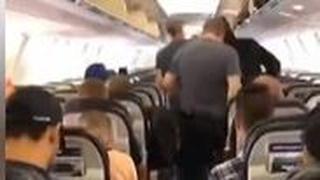 נוסעים יוצאים ממטוס בסדר מופתי