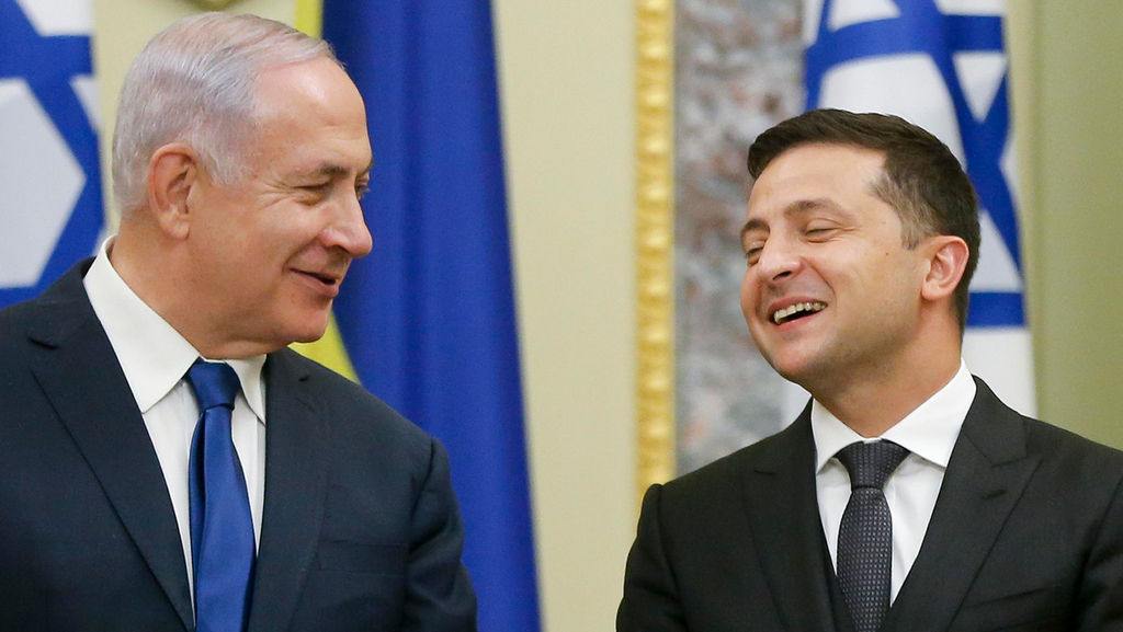 סיכמו כי יגובש מתווה. נתניהו וזלנסקי (צילום: AP) חתימה על הסכמים והצהרות משותפות לתקשורת - בנימין נתניהו ווולודימיר זלנסקי