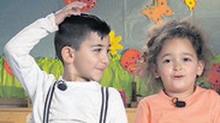 שני ילדים מתוך הסדרה "החיים הסודיים של בני 4"