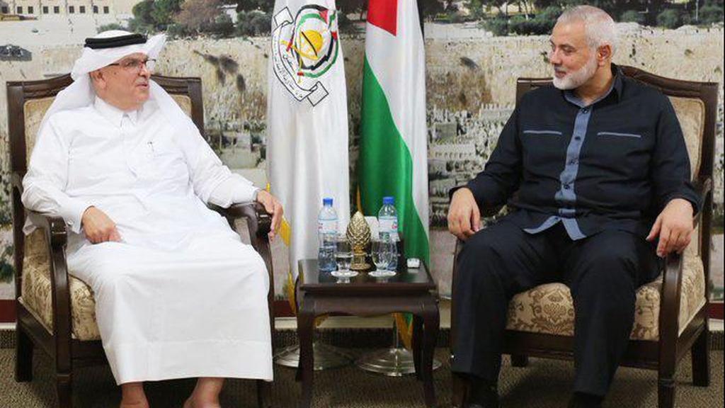Hamas leader Ismail Haniyeh (R) and Qatar's envoy to the Gaza Strip Mohammed al-Emadi פגישה של איסמאעיל הנייה עם מוחמד אל עמאדי וחליל אל-חיה ורוחי מושתהא