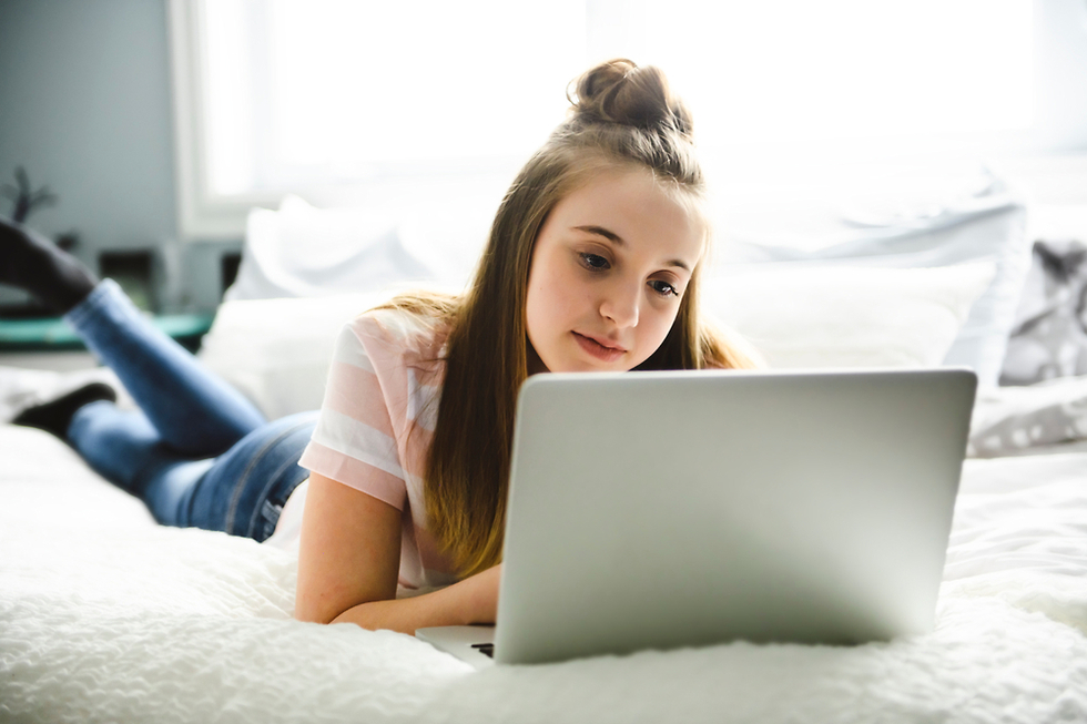 הילדים בבית והצריכה מזנקת (צילום: shutterstock) נערה עם לפטופ