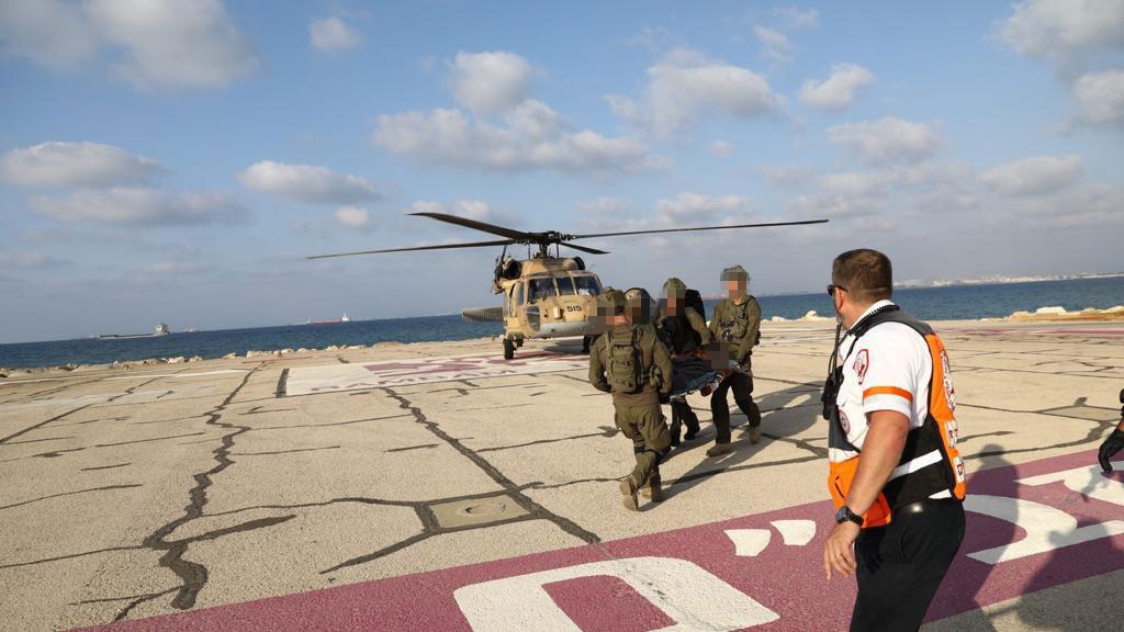 פינוי הפצועים ברמב"ם בשנה שעברה. תרגיל הונאה (צילום: גיל נחושתן) פינוי פצועים ממסוק בבית חולים רמב"ם חיפה