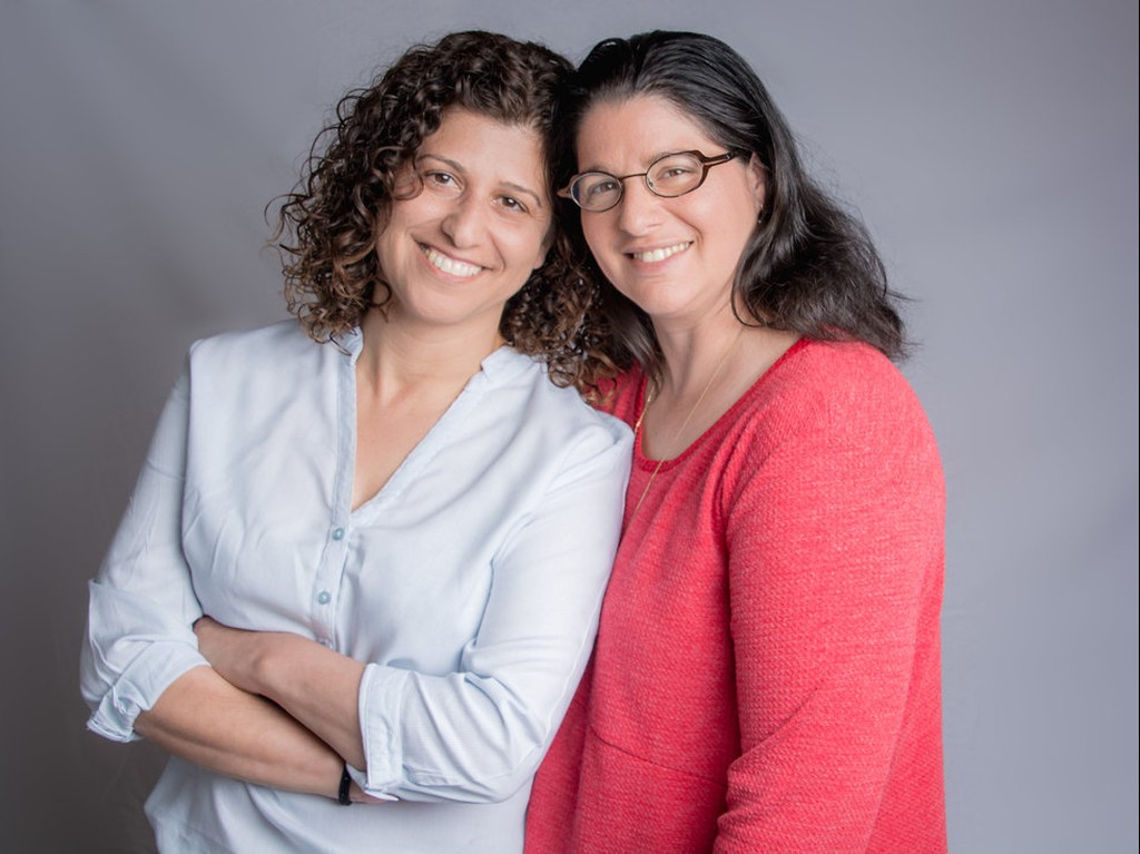 שלומית הברון (מימין) ושותפתה סנדי בשרטי. ריבוי מקרים מגדיל את הסיכוי שתיפתח חקירה (צילום: עפר קידר) שלומית הברון וסנדי בשרטי