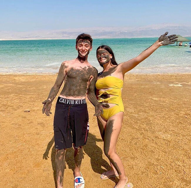 מעניין אם הבוץ יורד מהבגדים. נואה ואחותו (צילום: אינסטגרם) מעניין אם הבוץ יורד מהבגדים. נואה ואחותו