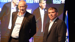 בני גנץ וגבי אשכנזי בכנס כחול לבן בבאר שבע
