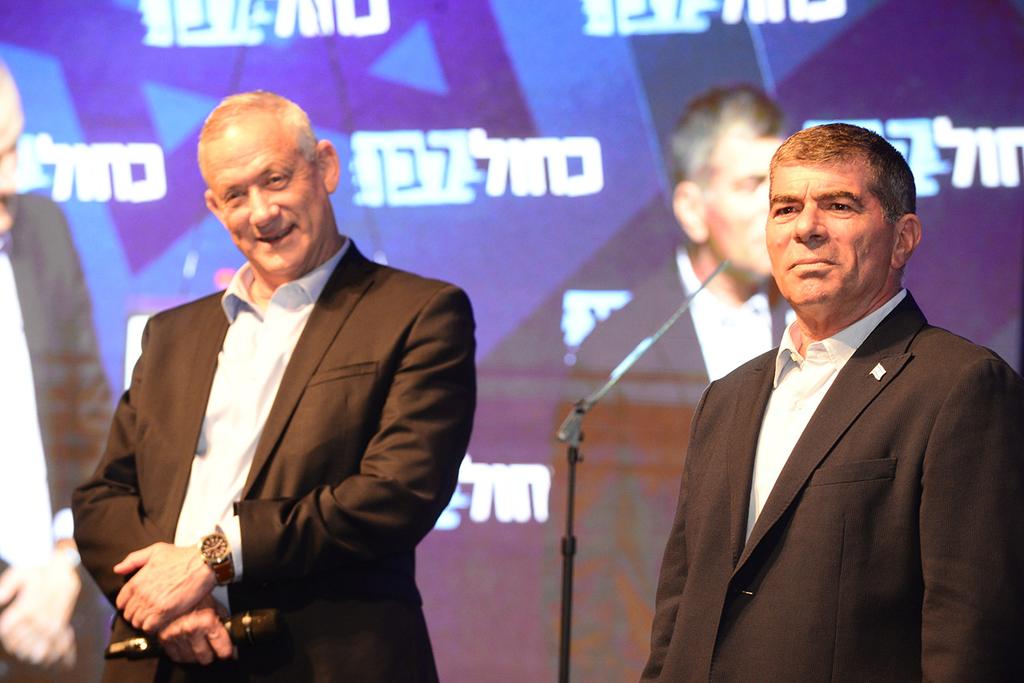 Former IDF chiefs Benny Gantz, left, and Gabi Ashkenazi now lead the Blue & White party (Photo: Herzl Yosef) בני גנץ וגבי אשכנזי בכנס כחול לבן בבאר שבע
