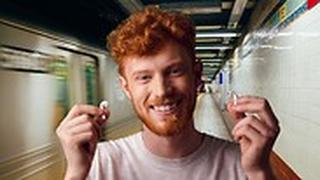 אוזניות איירפודס ברכבת התחתית
