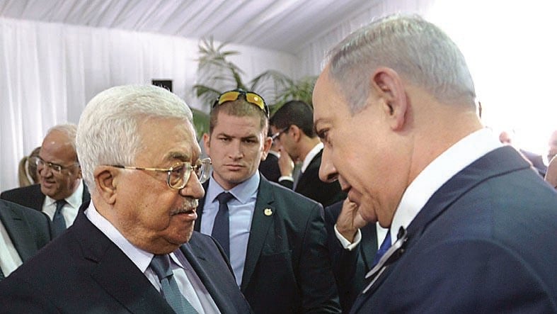 ארכיון. בנימין נתניהו עם אבו מאזן (צילום: עמוס בן גרשום, לע"מ) בנימין נתניהו נפגש עם אבו מאזן בהלוויתו של שמעון פרס ז"ל