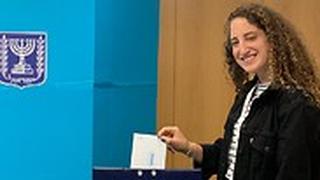 צעירים ישראלים קיבלו אישור חריג להצביע בבחירות למרות שטרם מלאו להם 18 בניהם אביגיל הדר
