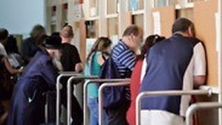 עמדת הוצאה לפועל בבית המשפט בתל־אביב. למצולמים אין קשר לכתבה