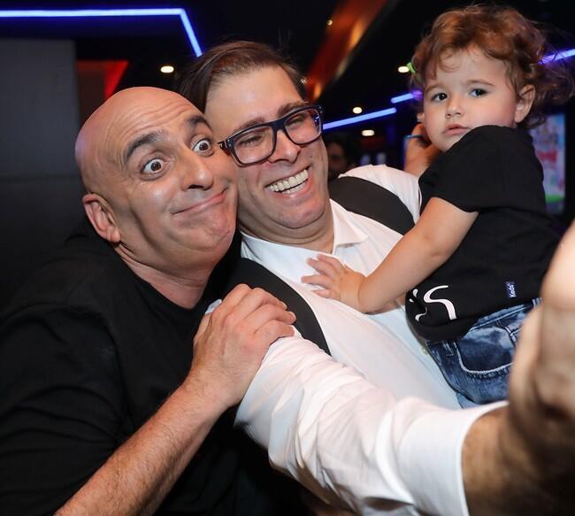 מעניין למי הם מצביעים. אורן חזן ויובל המבולבל (צילום: רפי דלויה) מעניין למי הם מצביעים. אורן חזן ויובל המבולבל