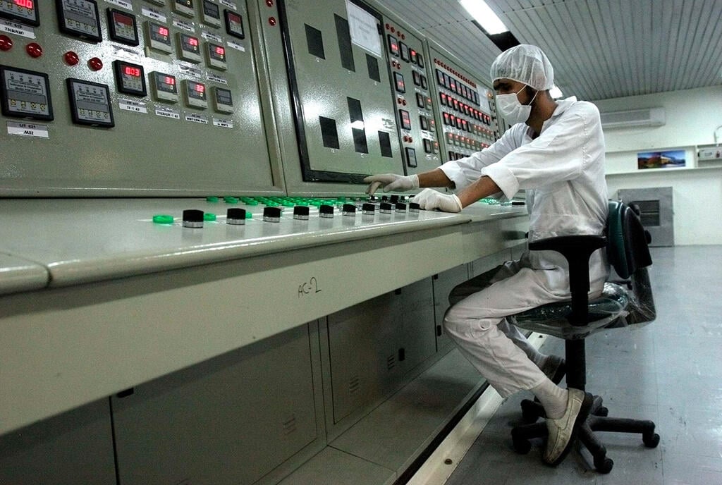 A worker at the Isfahan nuclear plant in Iran (Photo: AP) כור גרעיני להמרת אורניום ב איספהן איספהאן איראן 2007