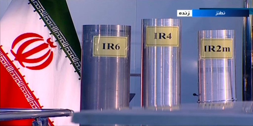 בהרוז קמלבאנדי דובר סוכנות הגרעין של איראן מציג צנטריפוגות