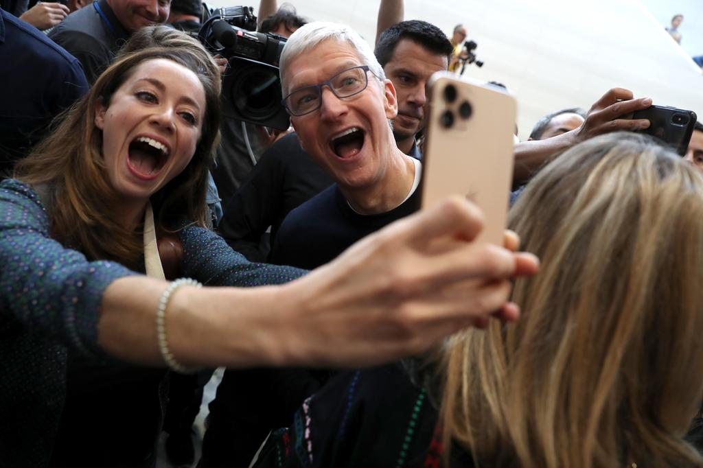 טים קוק יכול להיות מרוצה (צילום: Getty Images) טים קוק בהשקת האייפונים החדשים