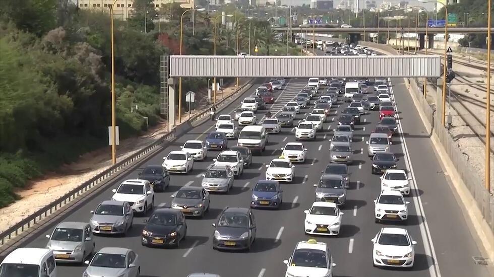הפקקים לא מקילים על מצב הרוח (צילום: אורי דוידוביץ') הפקקים לא מקילים על מצב הרוח