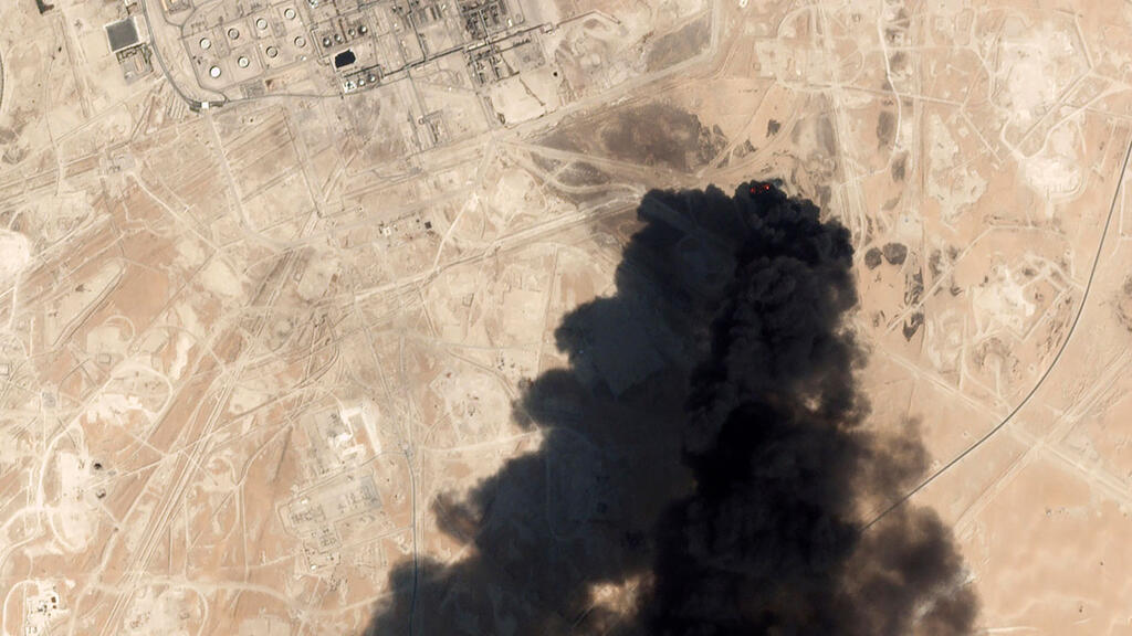 תיעוד לוויין תקיפה ב מתקן נפט באבקיק סעודיה