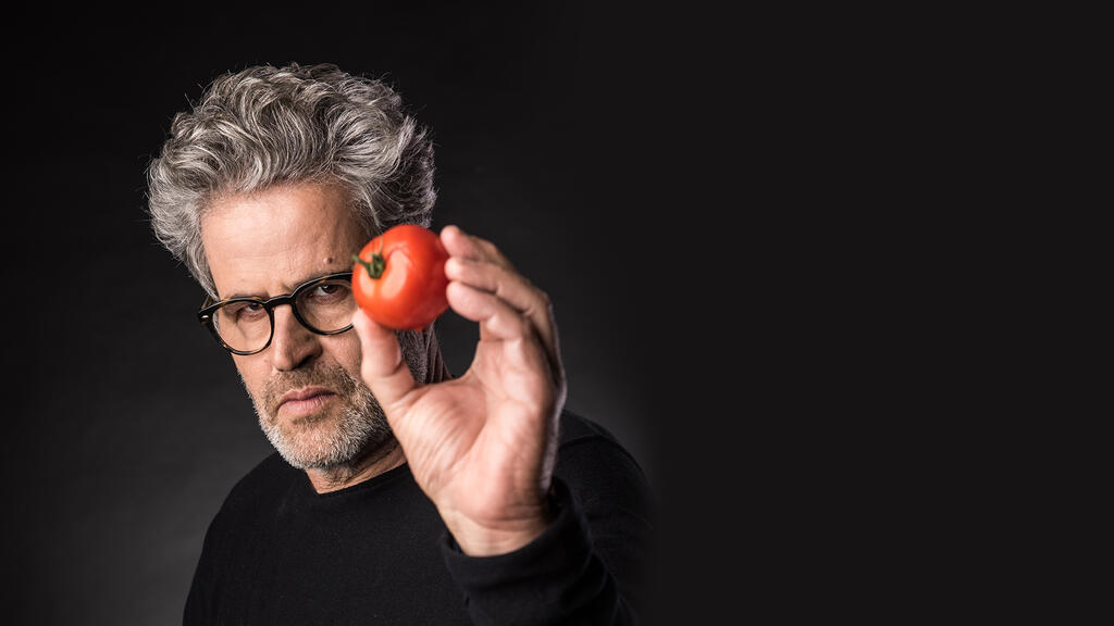 תמונה של אייל שני עם עגבנייה