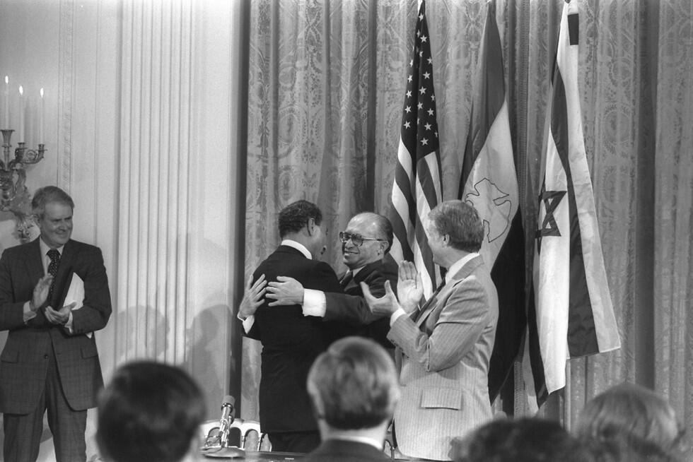 ראש הממשלה בגין עם נשיא מצרים אנואר סאדאת (צילום: משה מילנר, לע"מ) מנחם בגין ואנואר סאדאת