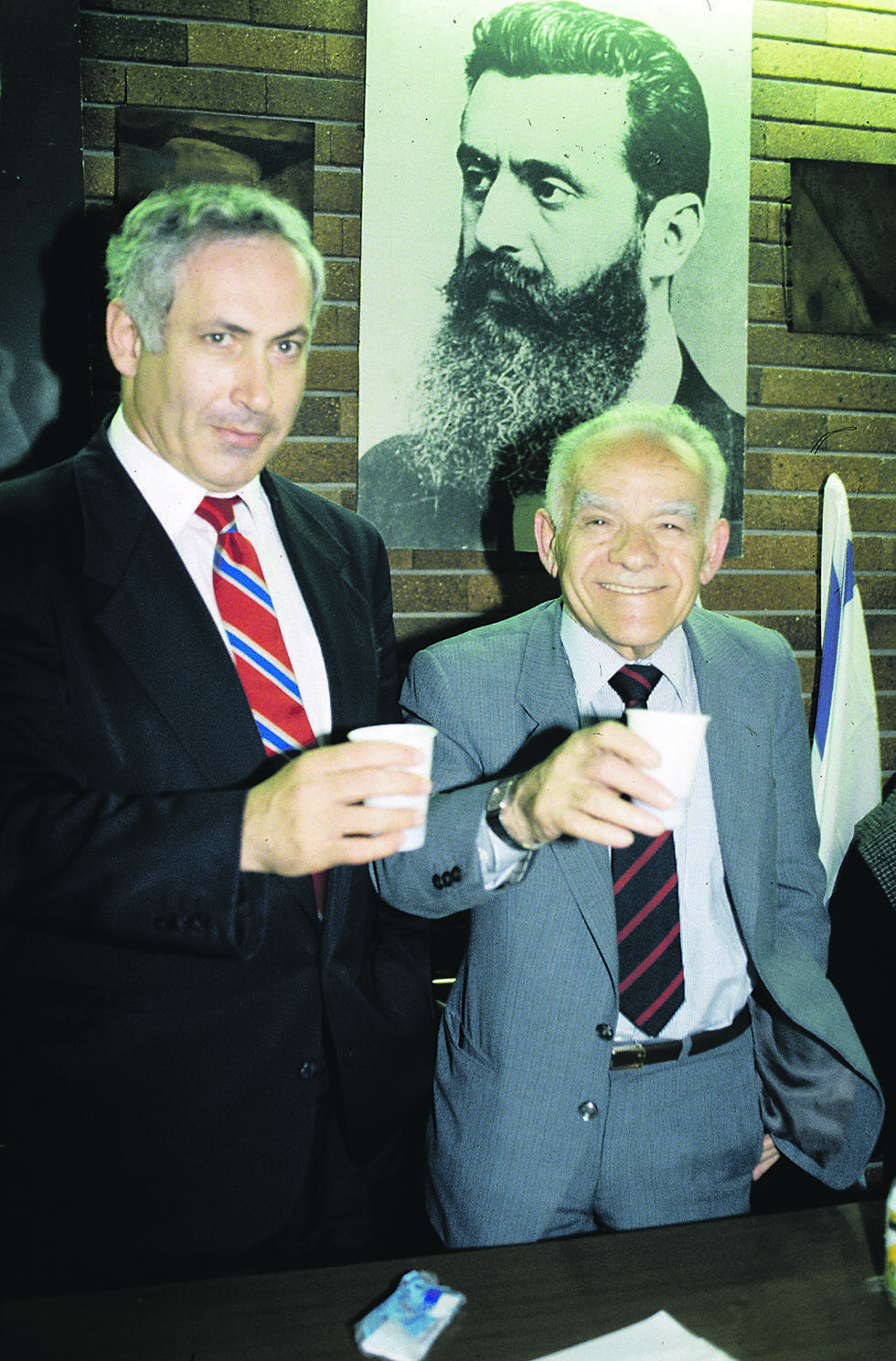 שמיר עם נתניהו. ''מלאך חבלה'' (צילום: מאיר פרטוש) שמיר עם נתניהו. ''מלאך חבלה''