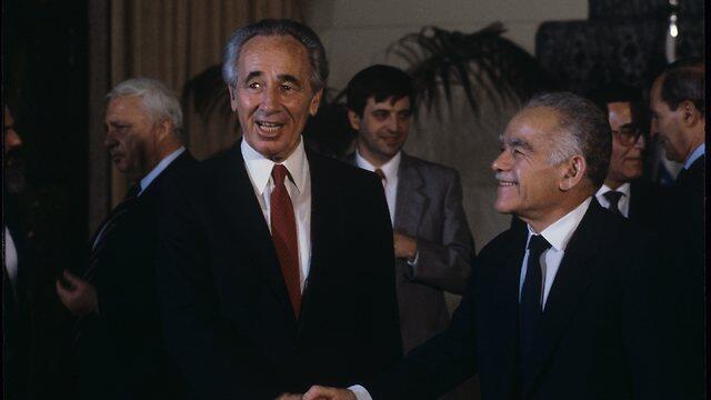 עם יריבו הפוליטי המושבע, שמעון פרס (צילום: דוד רובינגר) עם יריבו הפוליטי המושבע, שמעון פרס