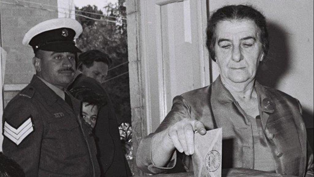 The first female prime minister Golda Meir votes in the 1950s (Photo: Fritz Cohen) פוליטיקאים מצביעים בעבר