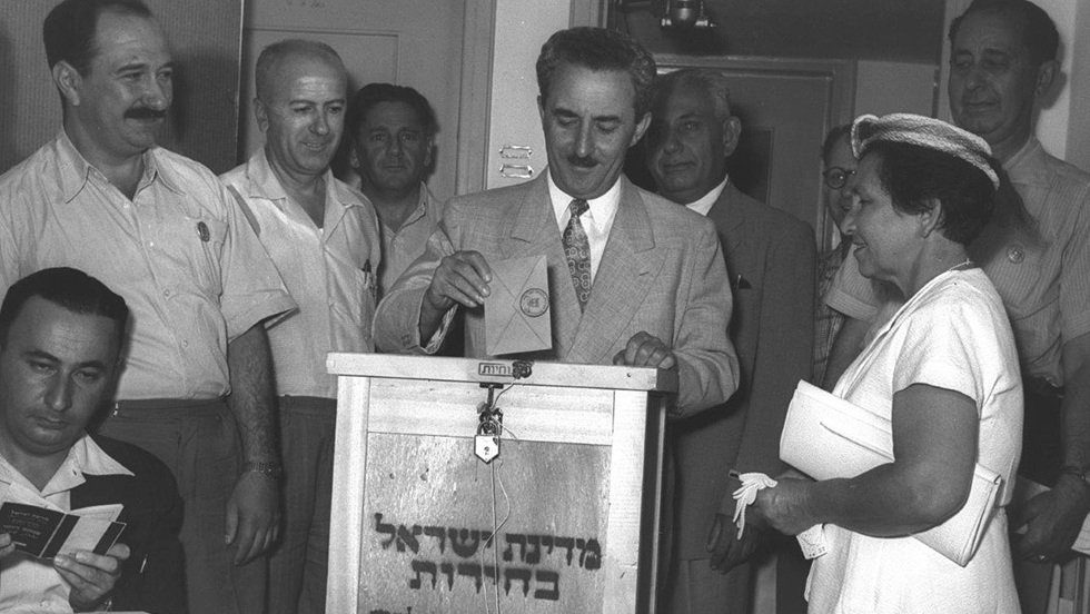 שרת מצביע בבחירות 1955 (צילום: פריץ כהן) פוליטיקאים מצביעים בעבר