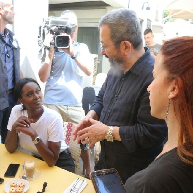 סה"כ נורא אותנטי עם כל המצלמות מסביב (צילום: מוטי קמחי) סה"כ נורא אותנטי עם כל המצלמות מסביב