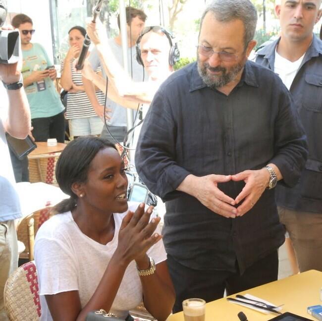 "כן כן, ברור שאני מצביעה לכם" (צילום: מוטי קמחי) "כן כן, ברור שאני מצביעה לכם"
